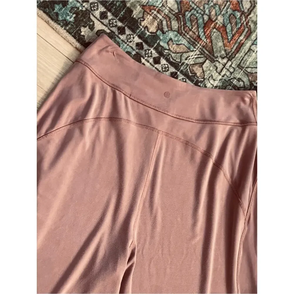 Lululemon size 8 white womans cropped trousers pants